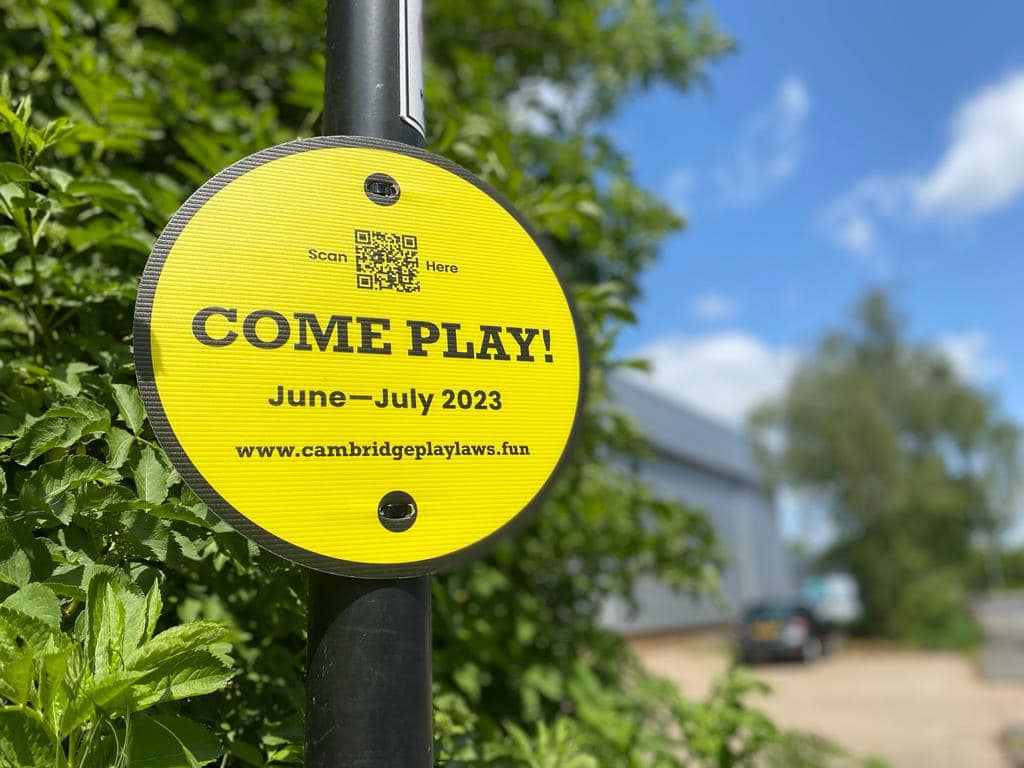 Yellow sign saying 'Come play!'