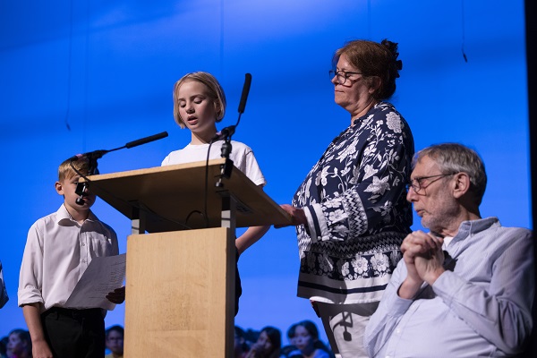 Michael Rosen, Helen Weinstein, and young pupils