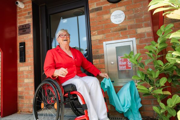 Cllr Gerri Bird unveils the commemorative plaque